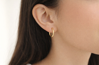 Pendientes de aro pequeños Endless chapados en oro de 18 quilates