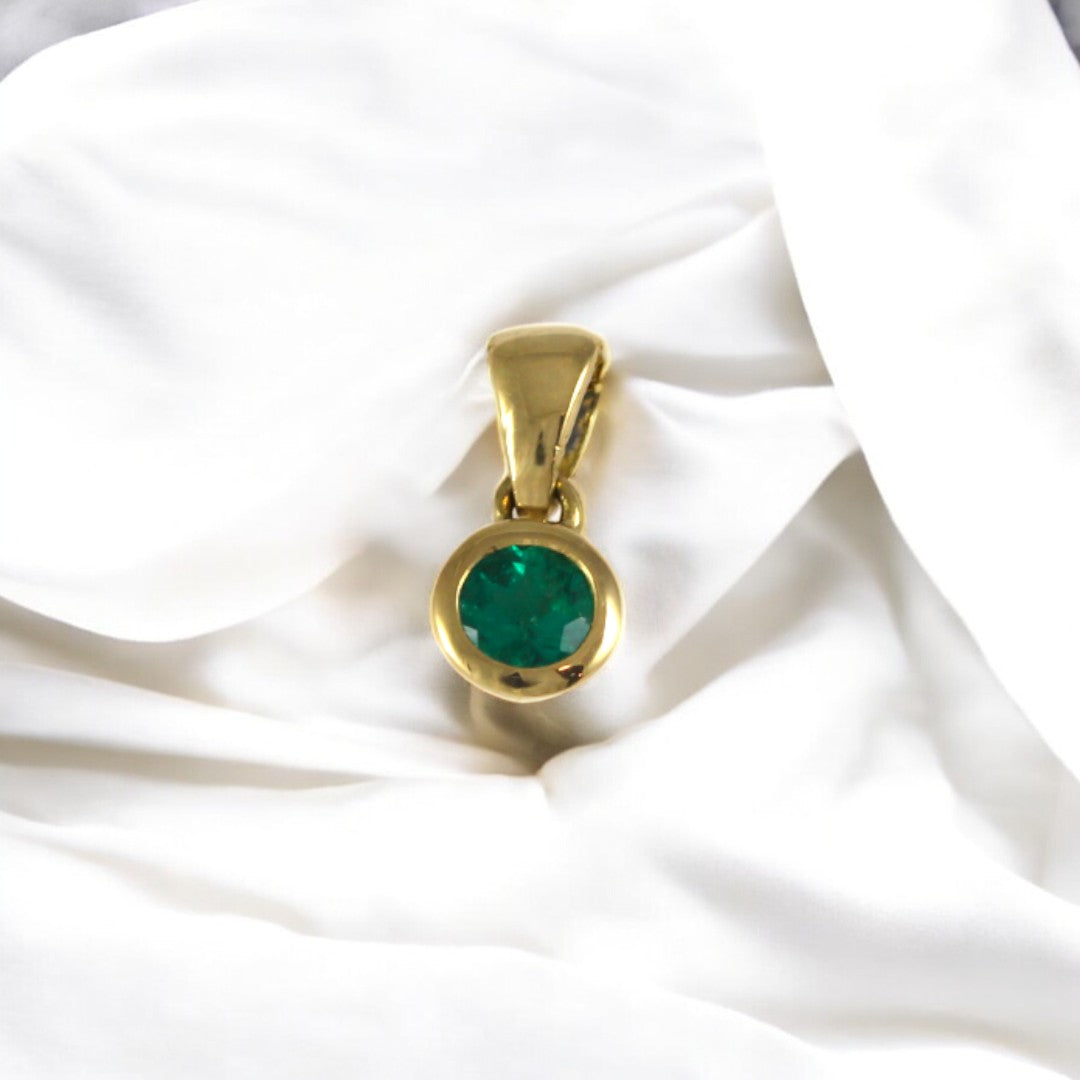 Circle Shape Colombian Emerald charm  Italian Solid Gold 18K