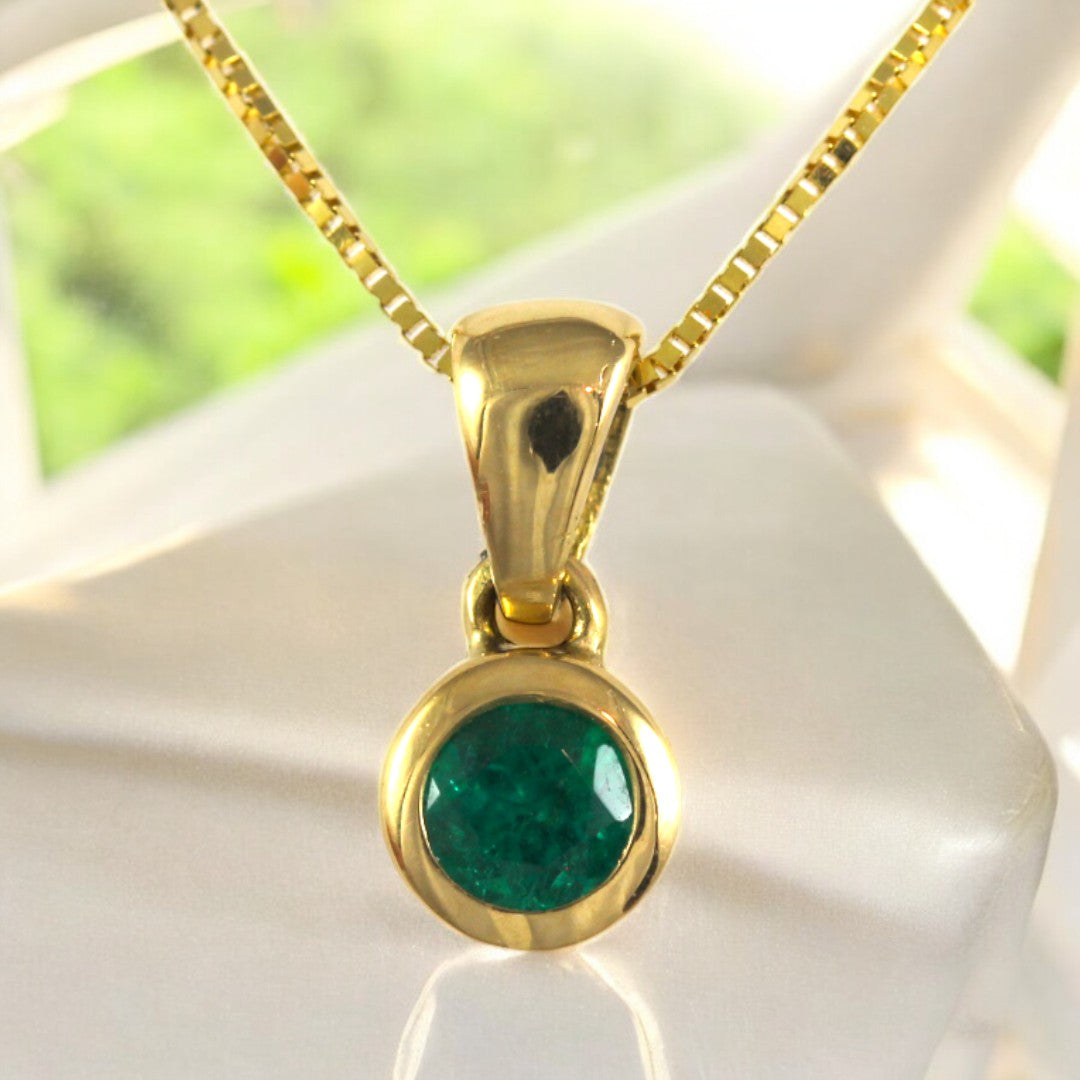 Circle Shape Colombian Emerald charm  Italian Solid Gold 18K